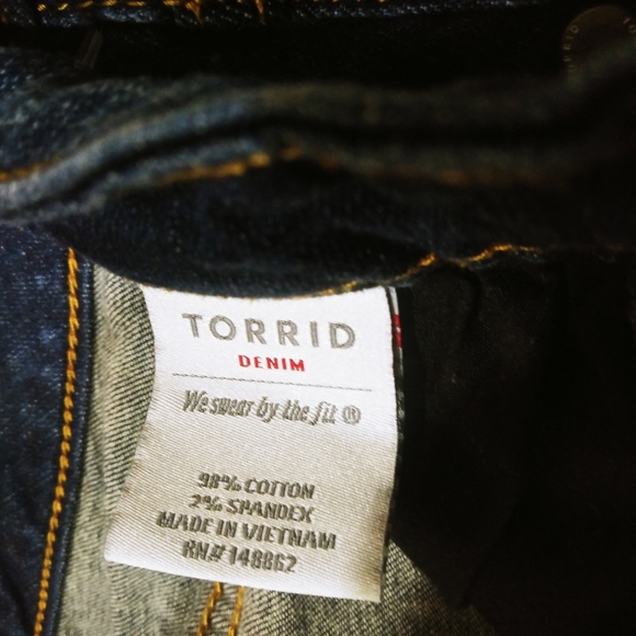 Torrid dark wash Jean shorts - Picture 5 of 7